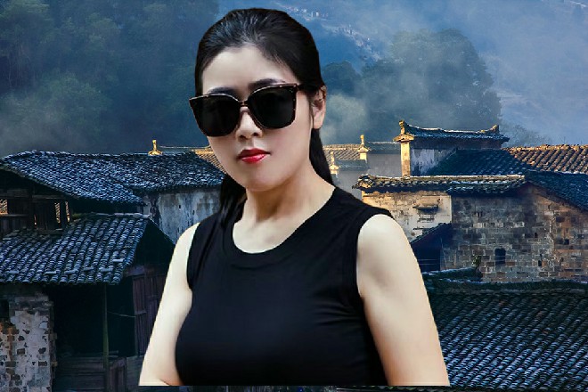 而诺曦S站在那里，一步未动，只是抬起了自己的手掌