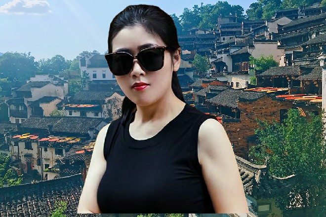 这是啥啊，他低头一看，发现自己的手正抓在人家女子的胸上