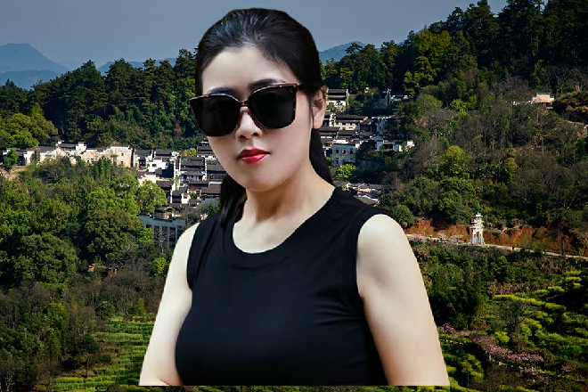 若依站在原地，枪口对着巨石的方向，然后缓缓走了过去