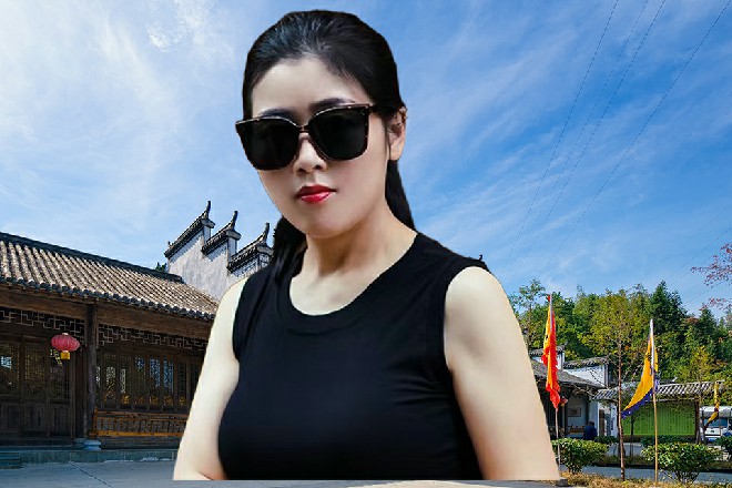 雷丁气呼呼地下了擂台，伊轩代替他站在帽衫男的对面