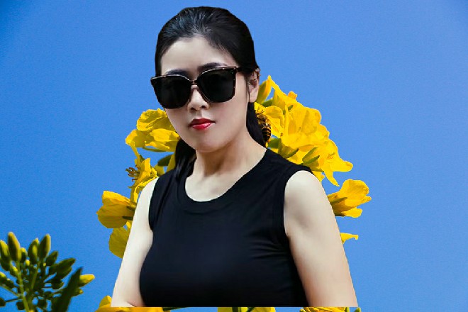 小公子另一只手控制着冷优优，丢出了五道剑气过来