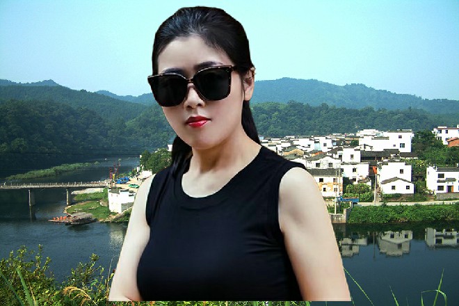 车门被推开，红色妖姬已经换好了紫色的马甲，从车上跳了下来