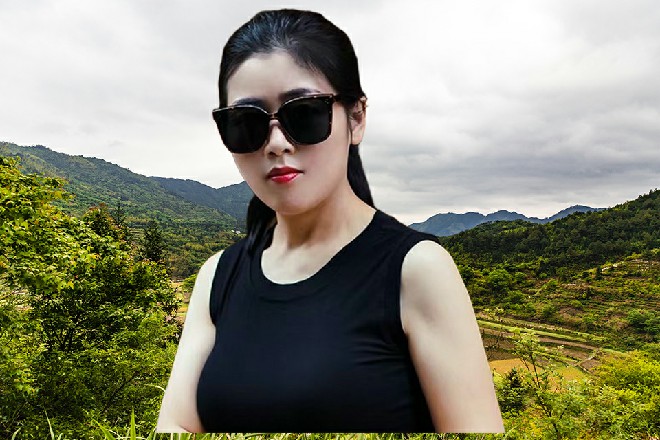 而秦海出现在天道的身后，双手从身后锁住了他的身体