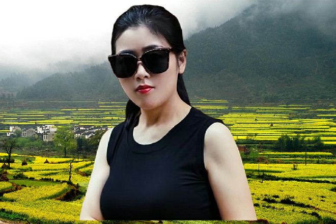 若依坐回到车里，一旁的郑鹏看着他，眼睛里都是小星星