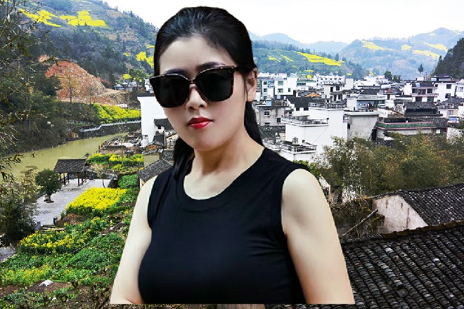 赵东强狼狈地下了山，在山脚下的一个小镇暂时安身
