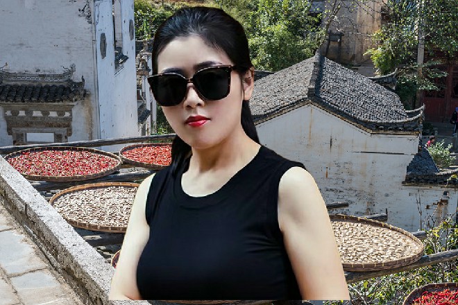 若依直接抬起自己的右掌，只用右手就接住了大剑的剑锋