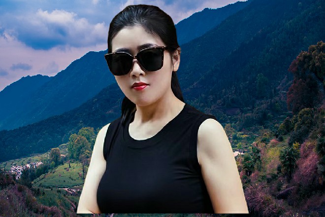 王玥把行李箱放到若依那辆红旗车的后备箱里，随后问道