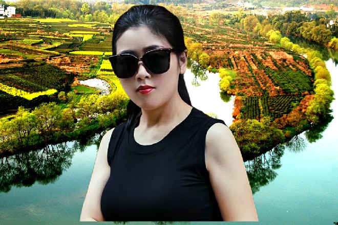 这是啥啊，他低头一看，发现自己的手正抓在人家女子的胸上