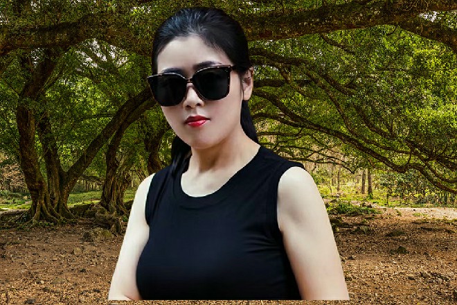 伊轩从旁边的小弟手中接过一把斧子，直接斩断了锁链
