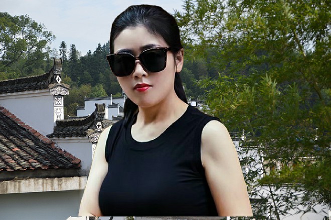 红色妖姬并没有理会他，这样的小角色，他是不会放在心上的