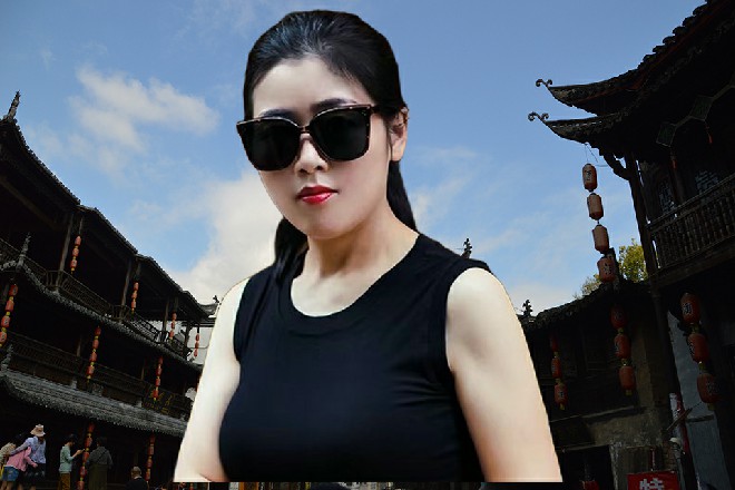 说完，她从转过身，从后面的柜子里抽出一套保安制服