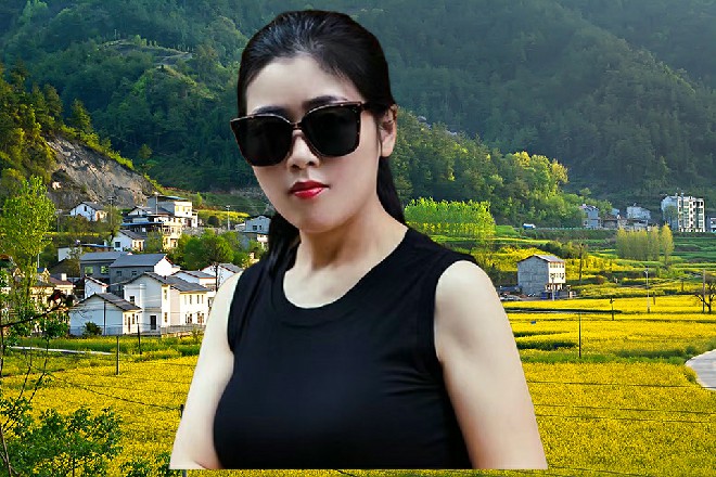 李华正快活呢，那少妇在他身上不断地耸动，甩着一头黑发