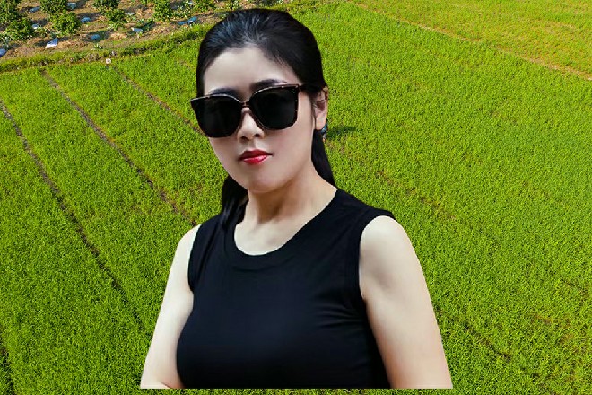里面一个干尸的脑袋露了出来，一双眼睛里闪烁着蓝光