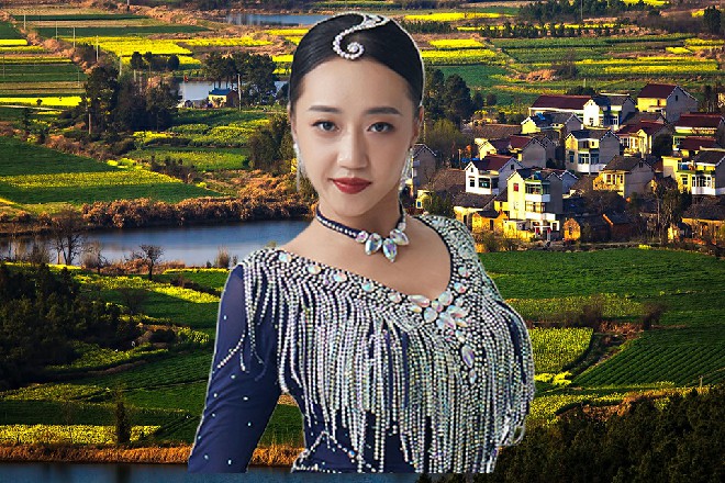 伊轩又来到了这家饺子馆里，雷威坐在那，正在吃面条