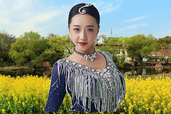手机里传来了两个人的声音，一个是红色妖姬，另一个便是金阳