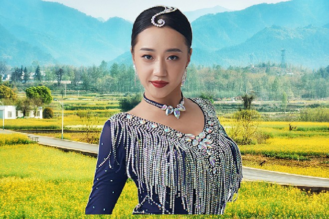 不一会，黑无常就中了好几掌了，终于忍不住喷出一口鲜血来