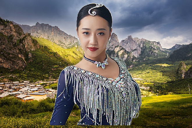 而红色妖姬站在外面，伸手推了推门，发现门被紧锁，于是笑了