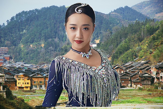 蜂王似乎很兴奋，他跟伊轩打的火热，两个人不相伯仲