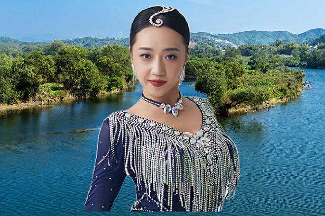 要不是他嘴巴上那抹小胡子，还真以为他是个小孩子来的