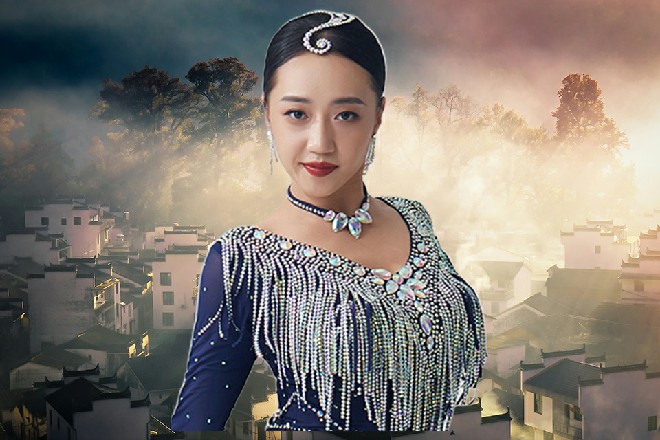 伊轩没有任何的动作，任凭手雷落到他身前，随后爆炸