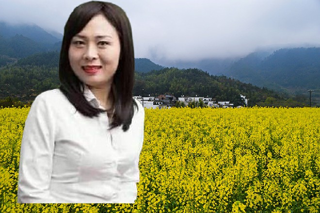 眨眼之间，一道雷鞭忽然向着旁边的董晴他们抽了过去
