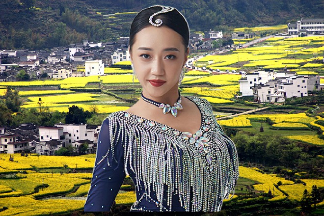 一股巨大的压力倾斜下来，两个皇级高手直接摔回到地面上
