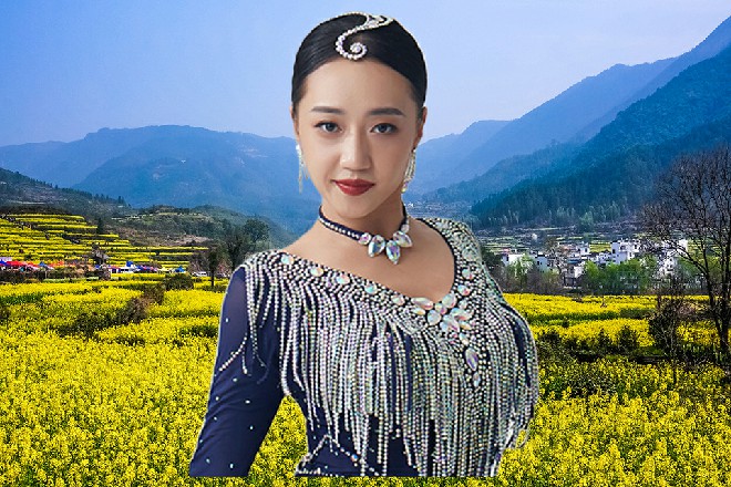 王玥追问道，而伊轩怔了一下，然后笑了笑，没再说话