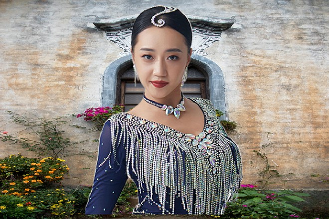龙易坐在那，刚才那个龙家的女子给他认真地修着指甲