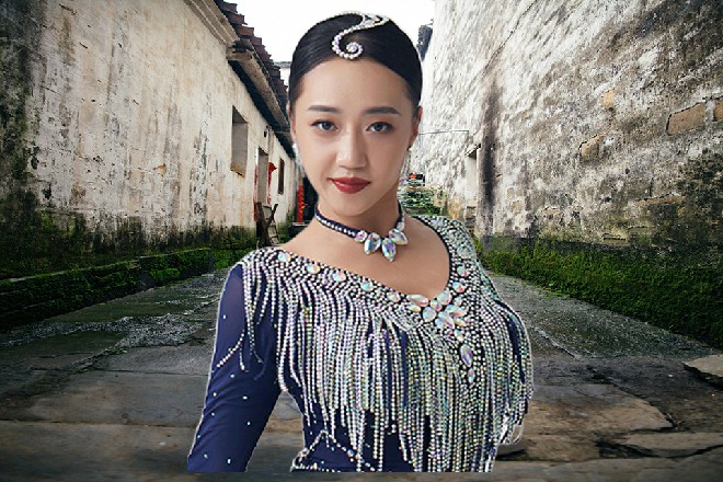 宋妮似乎有点紧张，跟红色妖姬道了个别，转身跟着同伴就走了