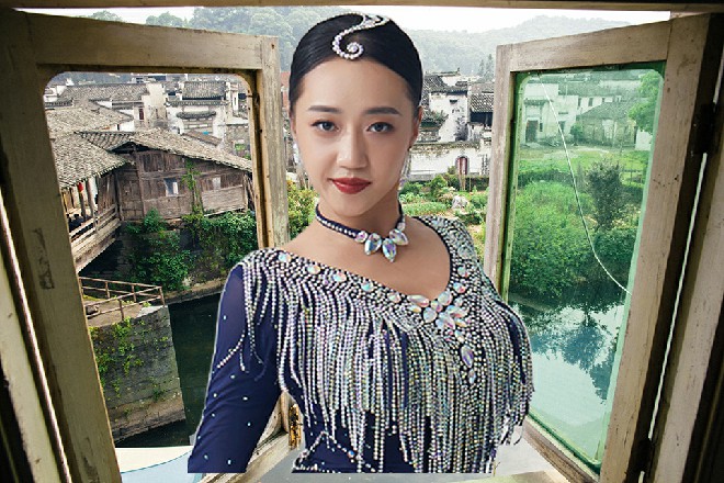一个黑瘦的身影从旁边的墓碑后跳了出来，落在了墓碑顶上