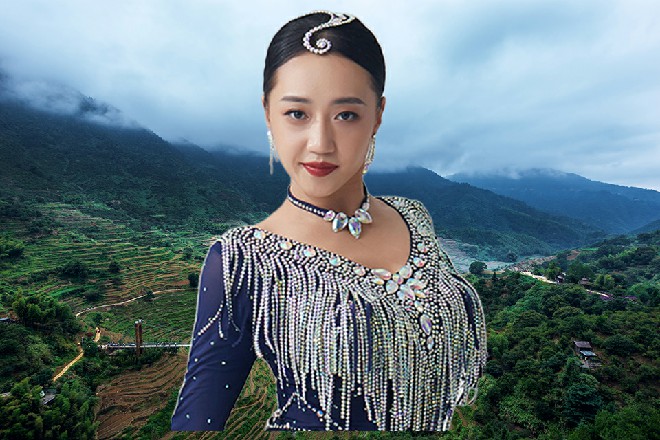 他双臂后面喷出了白色的气浪，帮助他一起抵挡这把大剑