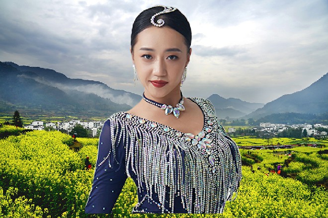 擎仓再次出现在荷娜的身前，荷娜跪在那里，满脸的绝望