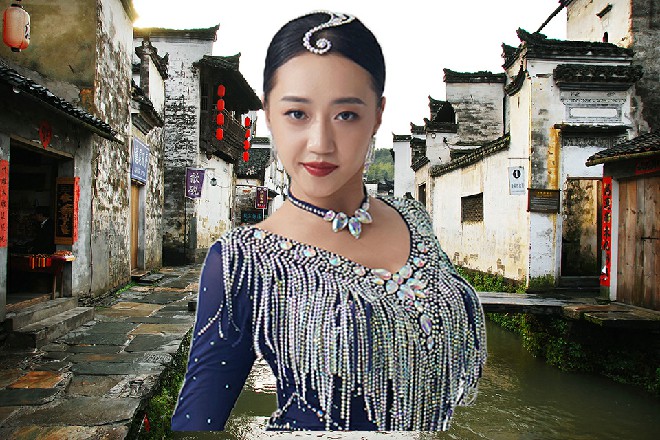 伊轩拍掉了自己左肩上的灰尘，镜这才满意地转过身去