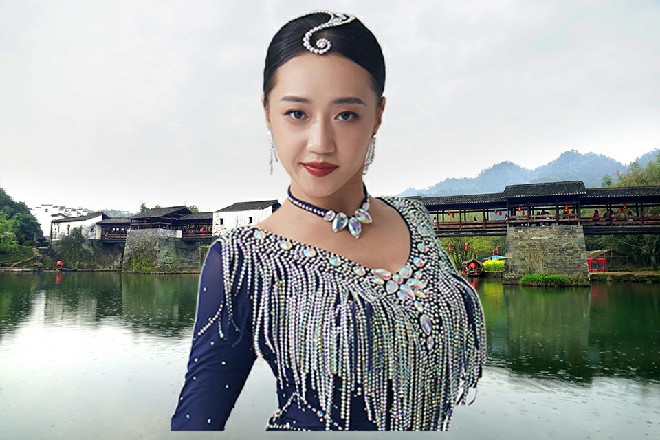 容小薰似乎在注意什么，没有察觉，而苏曼s却有点心跳加快