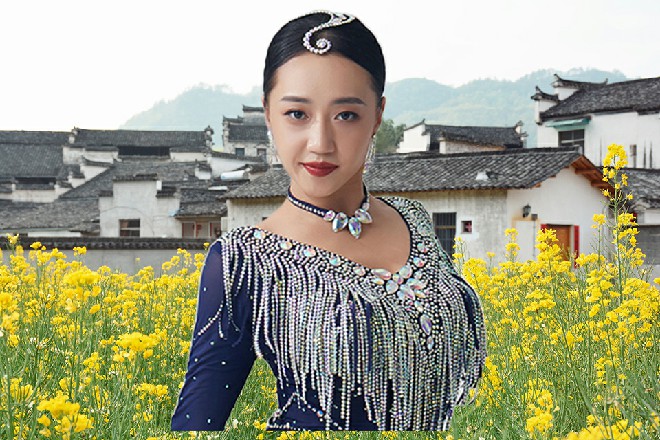 说话间，红色妖姬已经闭着眼睛，连续躲开了对方的一次次进攻