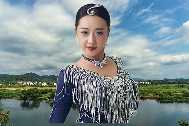而若依还身在空中，直接一个梯云纵，又到了慧空的身前
