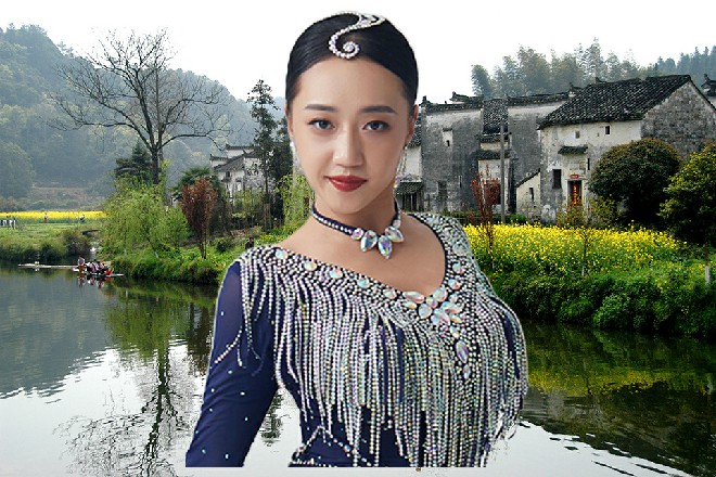 说完，她从转过身，从后面的柜子里抽出一套保安制服