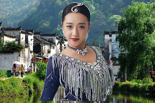 而诺曦S身在水中，双手一分，在水中搅起一个漩涡来