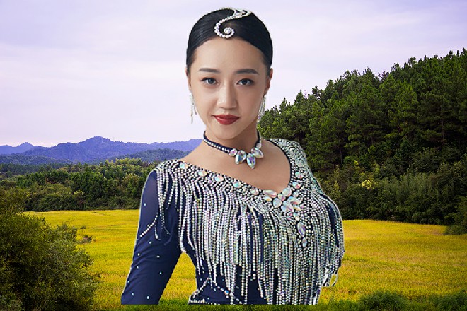 而章文瑞也重新拦住草薙上司的肩膀，两个人继续划拳