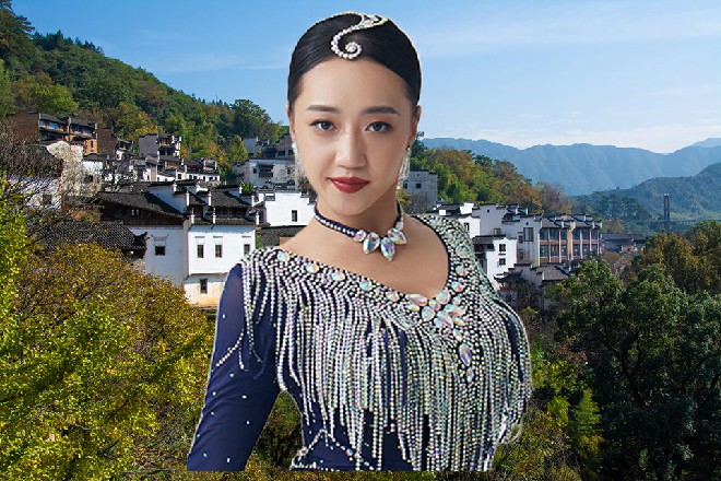 就在这时候，一个穿着白色长衣的男子忽然从黑暗中跳了出来