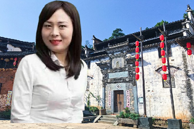 苗甜似乎有些害怕，一只手拿着手机，另一只手紧紧拉着苏曼s