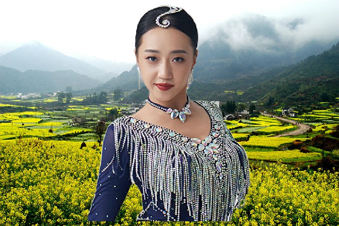 而红色妖姬再次向着他落了过来，跟随着奥拉的身体一起下落