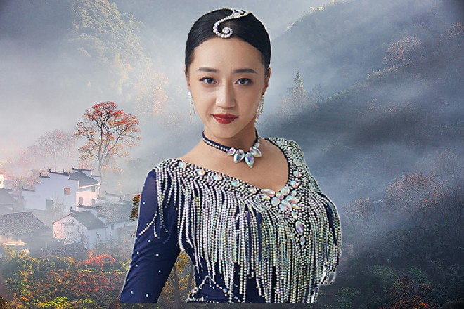 何素顿时皱起眉头来，直接往旁边一躲，闪开了那富商的魔爪