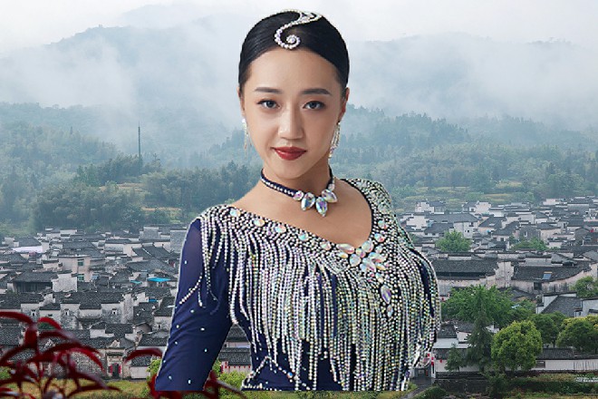 红色妖姬伸手，一记手刀砍在那少妇的后颈上，她顿时昏了过去