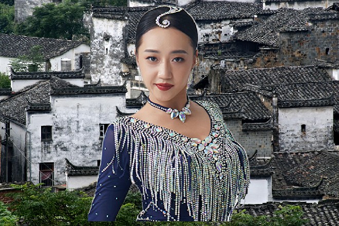 山林纲川从身后拔出两把苦无，握在手中，怒视着伊轩