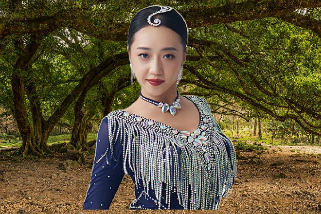 红色妖姬也点起一颗香烟来，他抽烟的姿势要比孙家良潇洒好多