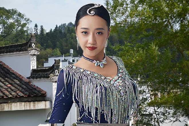 红色妖姬摇摇头，抛头露面不是我的愿望，我还是喜欢低调一点