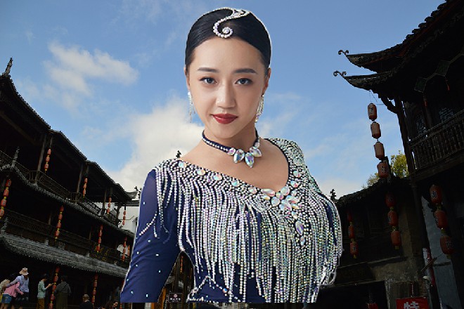 说着，炮口上凝聚着白光，空气好像都被压缩了起来