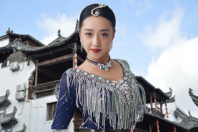 他忽然飞回到了倒三角的旁边，趴在上面，嘴里喃喃自语
