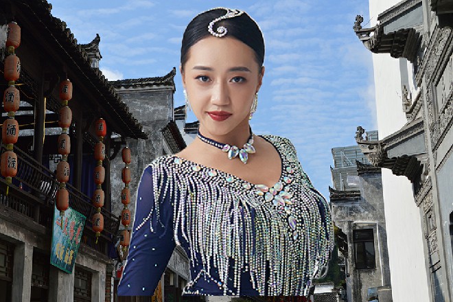 乔尼依然不动声色，他好像闲聊一样，跟若依找了点话题